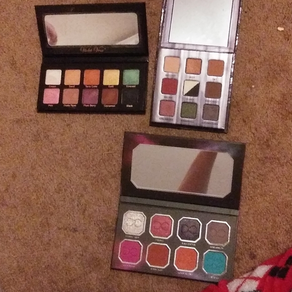 A eyeshadow bundle - Picture 2 of 5